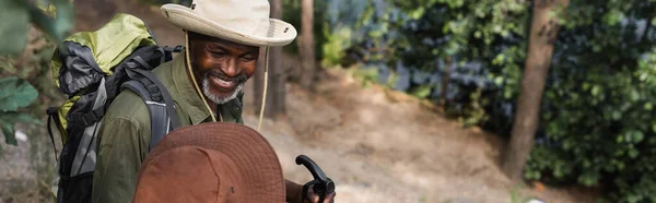 Visão Aérea Turista Afro Americano Com Polo Trekking Perto Esposa — Fotografia de Stock