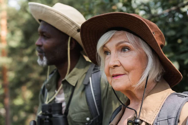 Senior Turista Sombrero Mirando Lejos Cerca Borrosa Africano Americano Marido — Foto de Stock