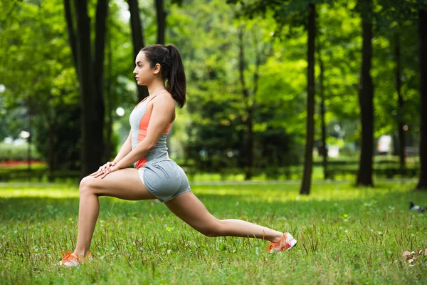 Vista Lateral Bastante Deportista Haciendo Ejercicio Embestida Parque — Foto de Stock