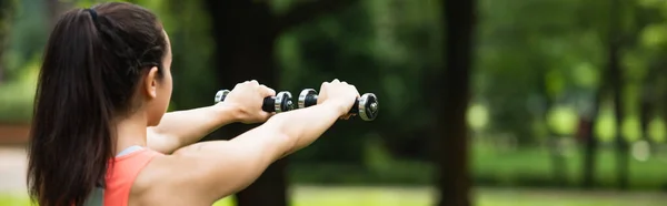 Junge Brünette Sportlerin Beim Training Mit Kurzhanteln Park Banner — Stockfoto