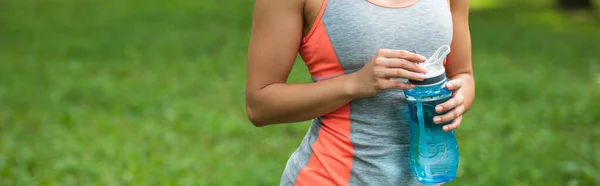 Beskärd Utsikt Över Idrottskvinna Som Håller Sport Flaska Parken Banner — Stockfoto