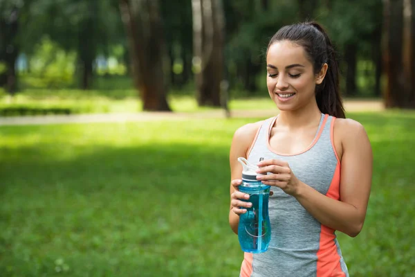 Mujer Forma Alegre Sosteniendo Botella Deportiva Parque — Foto de Stock