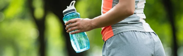 Cropped View Fit Woman Holding Sports Bottle While Standing Park — Stock Photo, Image