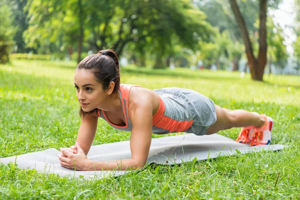 Jong Fit Vrouw Met Gebalde Handen Doen Plank Fitness Mat — Stockfoto