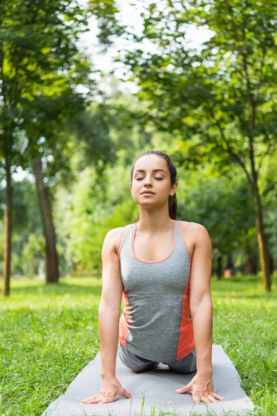 Jonge Vrouw Met Gesloten Ogen Mediteren Yoga Mat Park — Stockfoto