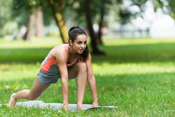 Wanita Muda Berlatih Yoga Mat Taman — Stok Foto