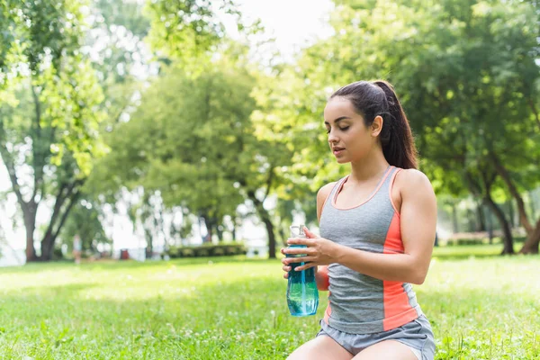 Jovem Apto Mulher Segurando Esportes Garrafa Com Água Parque — Fotografia de Stock