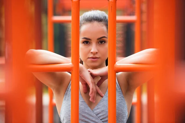 Mujer Forma Ropa Deportiva Mirando Cámara Cerca Naranja Escalera Vertical — Foto de Stock