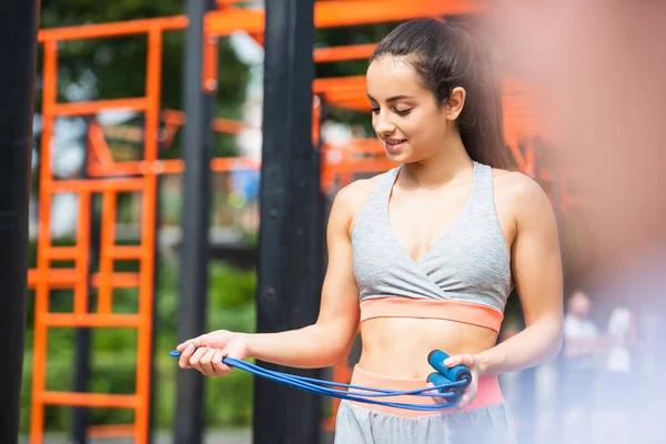 Deportista Sonriente Sosteniendo Cuerda Saltar Fuera — Foto de Stock