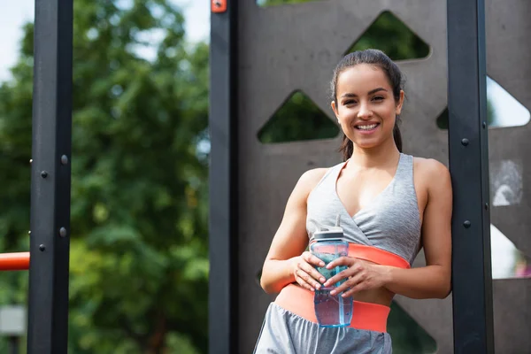 Весела Жінка Спортивному Одязі Тримає Спортивну Пляшку Водою Відпочиваючи Відкритому — стокове фото