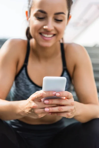 Bulanık Gülümseyen Sporcu Kadın Dışarıda Akıllı Telefon Kullanıyor — Stok fotoğraf