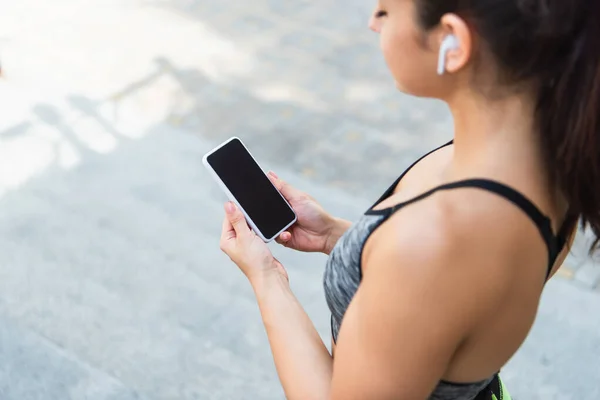 Visão Alto Ângulo Jovem Esportista Fones Ouvido Sem Fio Usando — Fotografia de Stock