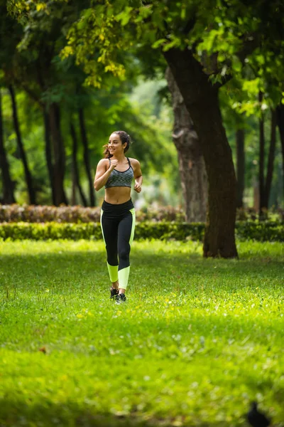 Plná Délka Usměvavé Sportovkyně Obilí Top Legíny Jogging Trávě Parku — Stock fotografie