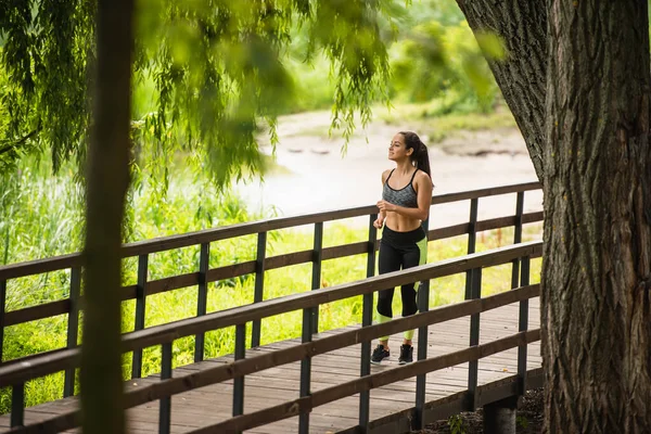 Pleine Longueur Sportive Heureuse Haut Culture Leggings Jogging Sur Pont — Photo