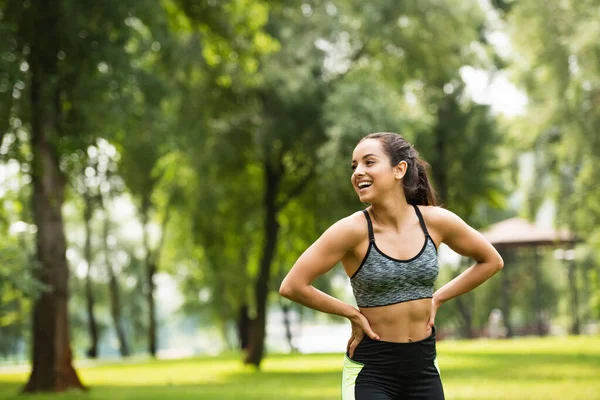 Fröhliche Athletische Frau Bauchfreiem Oberteil Während Sie Mit Den Händen — Stockfoto