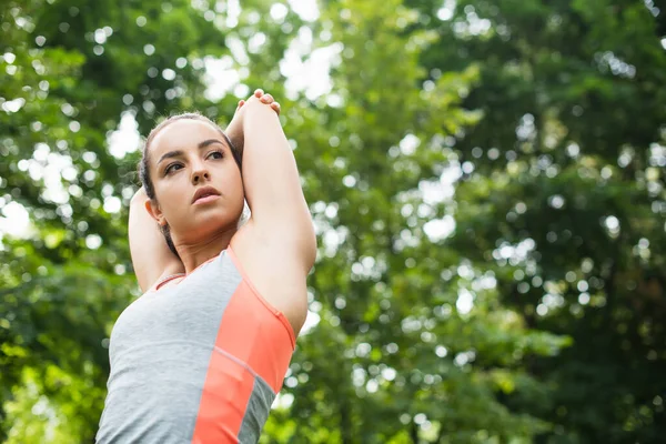 Vista Ángulo Bajo Mujer Deportiva Estiramiento Mientras Calienta Parque —  Fotos de Stock