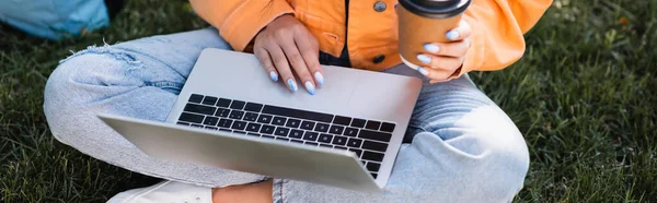 Visão Parcial Mulher Com Bebida Takeaway Usando Laptop Gramado Banner — Fotografia de Stock