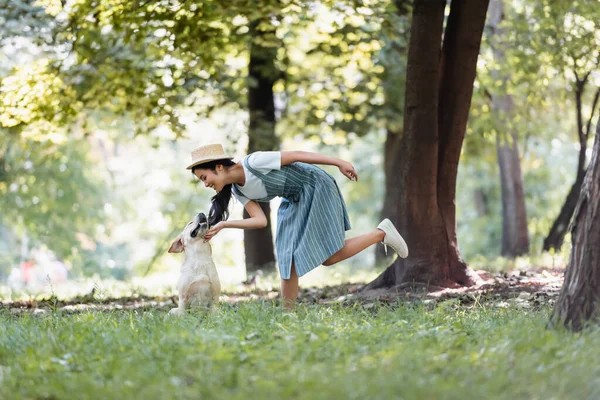 Sonriente Asiático Mujer Rayas Sundress Abrazo Amarillo Labrador Parque — Foto de Stock