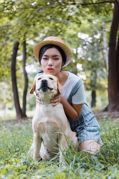 Wanita Asia Melihat Kamera Sambil Memeluk Anjing Labrador Taman — Stok Foto