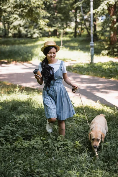 Felice Donna Asiatica Con Tazza Carta Passeggiando Con Cane Nel — Foto Stock