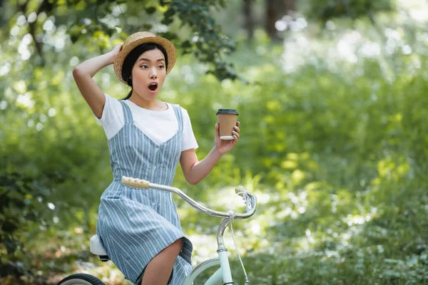 Erstaunt Asiatische Frau Mit Coffee Und Fahrrad Wegschauen Park — Stockfoto