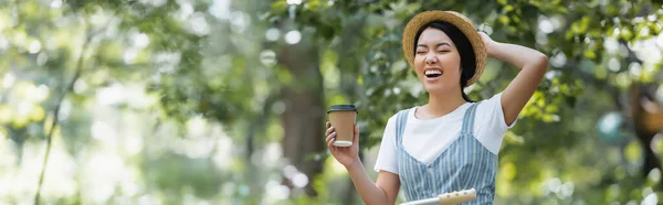 Emocionado Asiático Mujer Con Takeaway Beber Riendo Con Cerrado Ojos — Foto de Stock