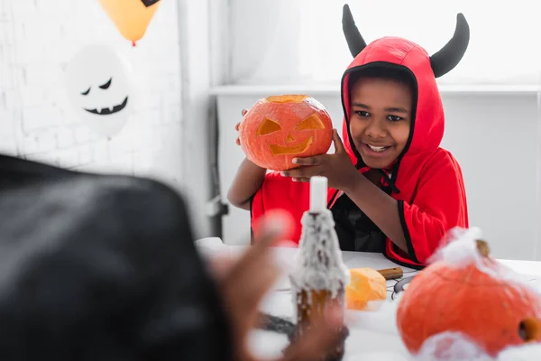 Feliz Africano Americano Chico Halloween Traje Celebración Tallada Calabaza Cerca — Foto de Stock