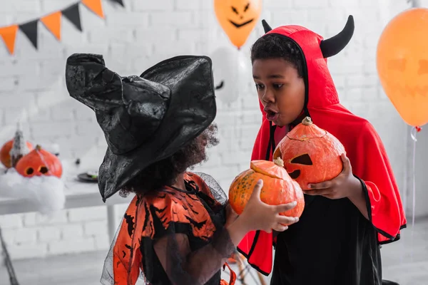 Strašidelné Africké Americké Děti Halloween Kostýmy Drží Vyřezávané Dýně Doma — Stock fotografie