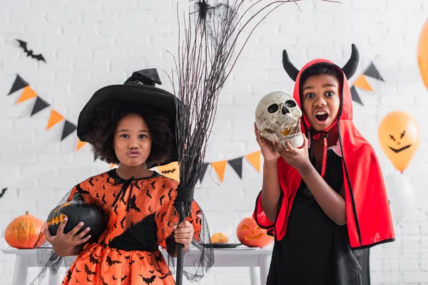 Läskig Afrikansk Amerikansk Pojke Halloween Kostym Hålla Skalle Nära Läskig — Stockfoto