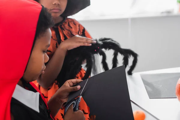 Africano Americano Niño Corte Negro Cartón Con Plantilla Murciélago Cerca — Foto de Stock