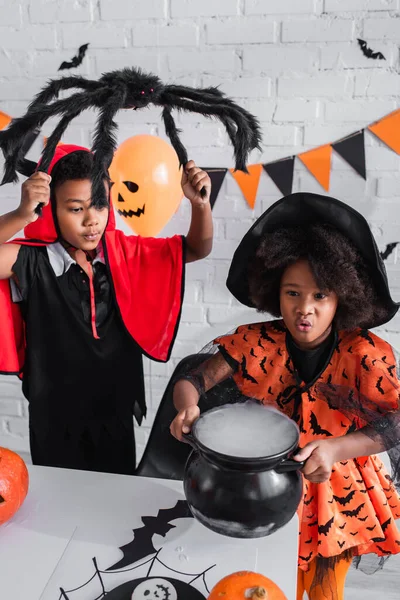 Africký Americký Kluk Halloween Kostým Držení Čarodějnice Kotel Lektvarem Blízkosti — Stock fotografie