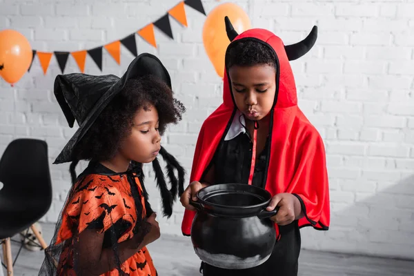 Africano Americano Ragazzo Halloween Costume Tenendo Strega Calderone Con Pozione — Foto Stock