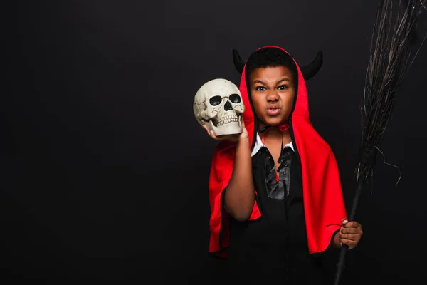 Страшний Афроамериканський Хлопчик Тримає Мітлу Череп Ізольовано Чорному — стокове фото