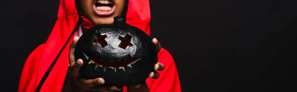 Обрезанный Вид Жуткого Африканского Американского Мальчика Костюме Держащего Темно Резную — стоковое фото