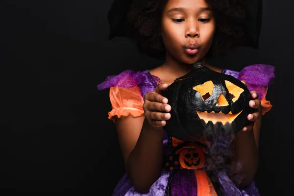 Förvånad Afrikansk Amerikansk Flicka Halloween Kostym Tittar Snidade Pumpa Med — Stockfoto