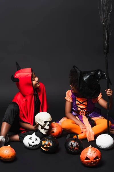 Africké Americké Děti Halloween Kostýmy Drží Lebku Koště Blízkosti Dýně — Stock fotografie