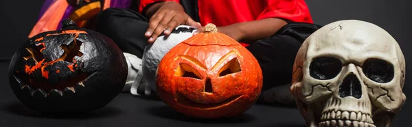 Ořezaný Pohled Africké Americké Sourozence Halloweenských Kostýmech Držící Vyřezávané Dýně — Stock fotografie