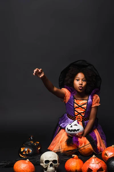 Spooky African American Girl Witch Costume Pointed Hat Carved Pumpkins — Stock Photo, Image