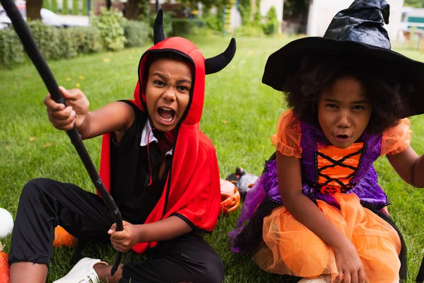 Hermanos Afroamericanos Disfraces Halloween Gritando Mientras Juegan Patio Trasero — Foto de Stock