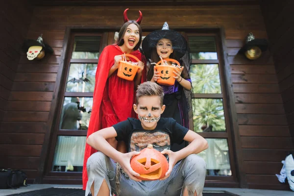 Alegres Hermanos Trajes Halloween Con Calabaza Tallada Cubos Con Caramelos — Foto de Stock