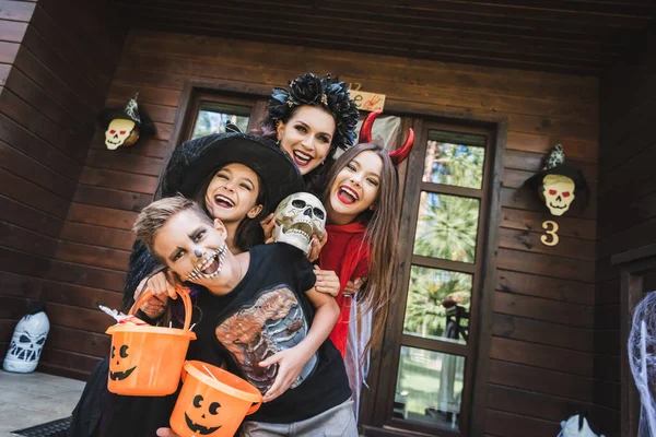 Famiglia Eccitata Inquietanti Costumi Halloween Possesso Secchi Con Dolci Ringhiando — Foto Stock