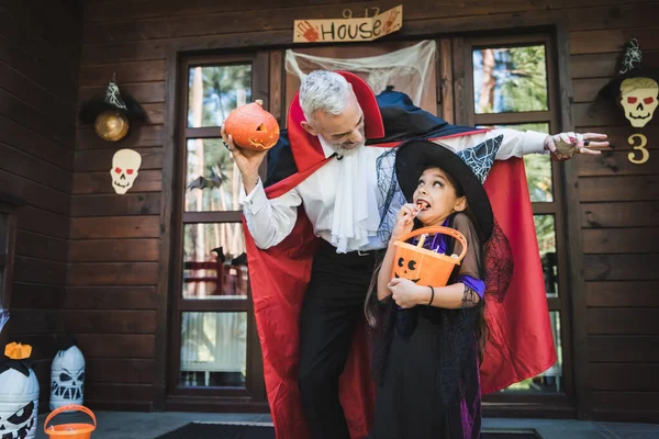 Homem Traje Vampiro Assustador Filha Perto Casa Com Decoração Halloween — Fotografia de Stock