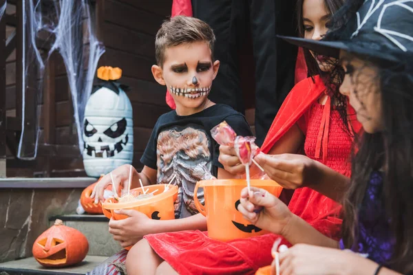 Crianças Trajes Halloween Assustador Sentado Alpendre Com Baldes Doces — Fotografia de Stock