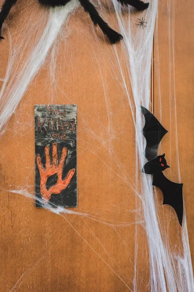 Pókhálóval Játékpókokkal Papírvágó Ütővel Táblával Díszített Ajtó Megöltek — Stock Fotó