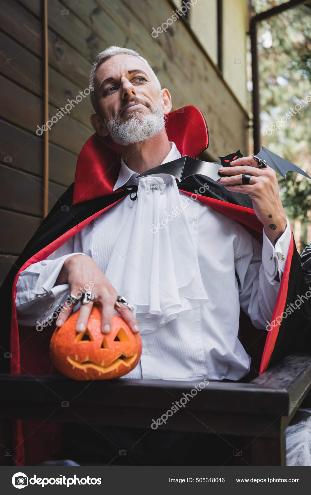 Homem Alegre Na Fantasia De Vampiro De Halloween Foto de Stock