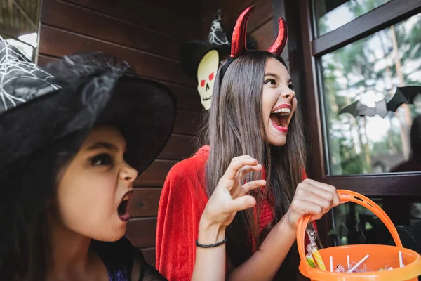 Spooky Sisters Halloween Costumes Screaming Growling Cottage Porch — Stock Photo, Image