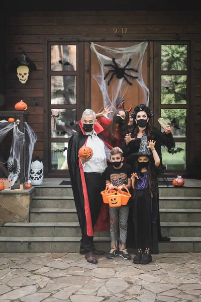 Família Assustadora Trajes Halloween Máscaras Médicas Pretas Mostrando Gestos Assustadores — Fotografia de Stock