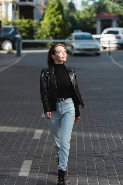 Glad Ung Kvinna Läder Jacka Och Jeans Promenader Urban Gata — Stockfoto