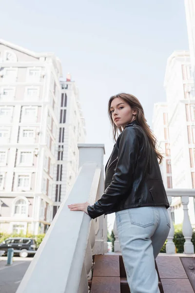 Young Woman Black Leather Jacket Looking Camera — Stock Photo, Image