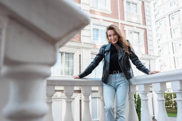 Mujer Joven Positiva Chaqueta Cuero Negro Sonriendo Calle Urbana Europa — Foto de Stock